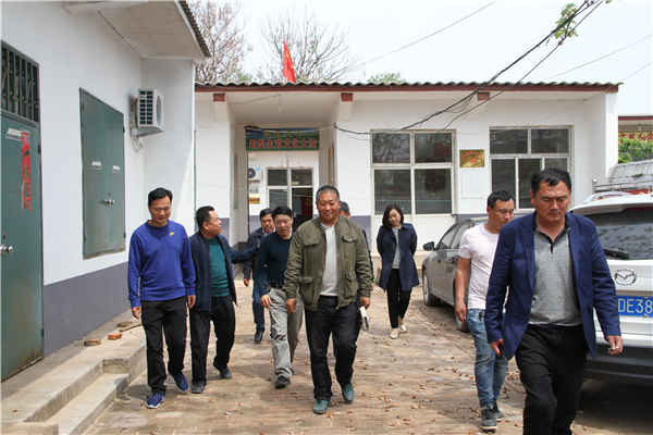 市委党校常务副校长刘建峰到秦红龙村调研扶贫工作